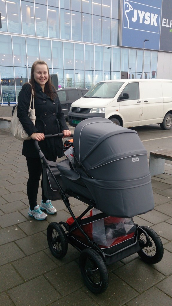 Ine-Jeanette med ny barnevogn :)